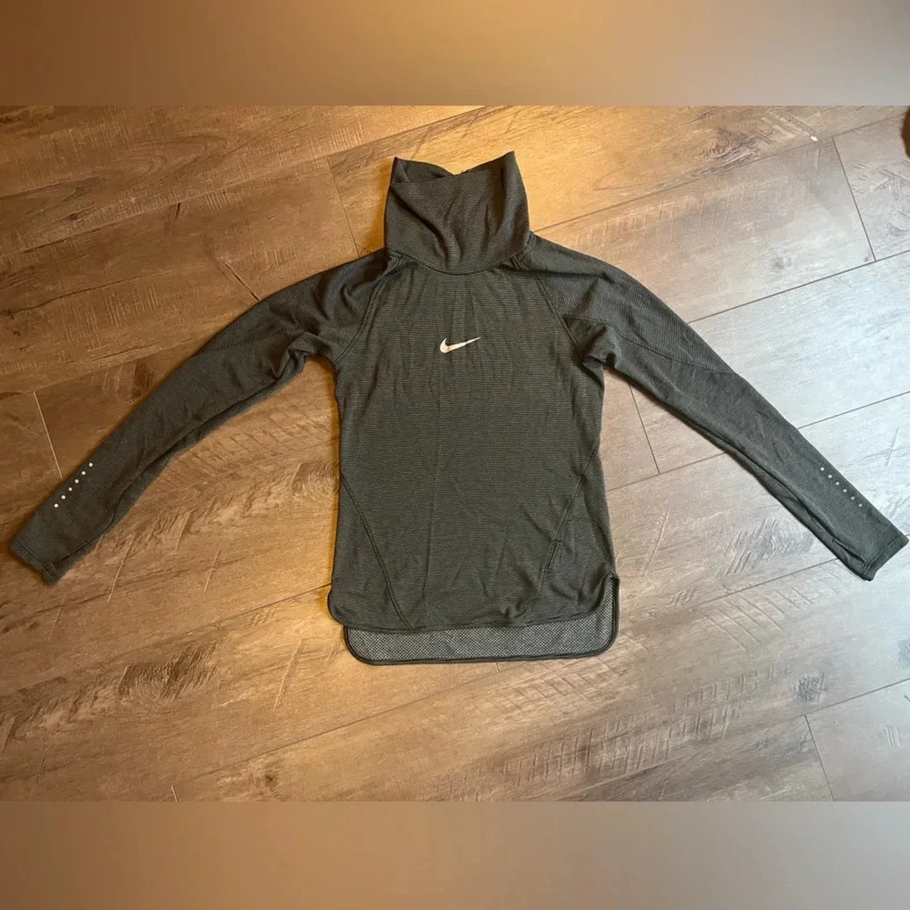 Nike dri-fit running turtleneck with thumb holes